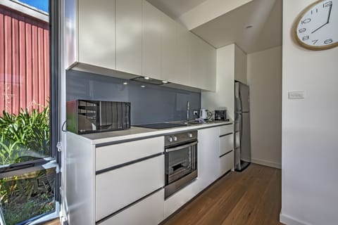 Design House, 2 Bedrooms, Ocean View | Private kitchen | Full-size fridge, microwave, oven, stovetop