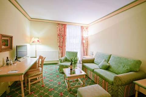 Deluxe Suite, 1 Double Bed with Sofa bed, Sea View | Hypo-allergenic bedding, minibar, in-room safe, desk