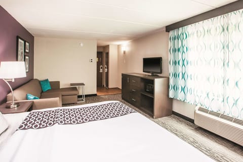 Deluxe Room, 1 King Bed, Non Smoking | Premium bedding, pillowtop beds, desk, laptop workspace