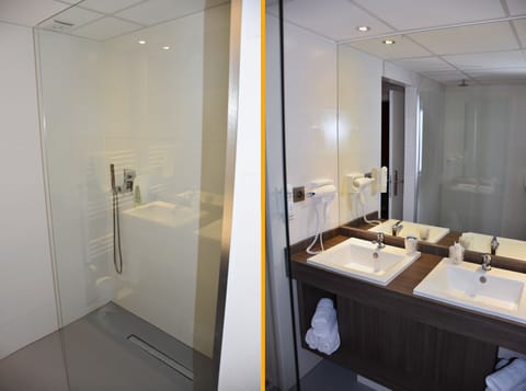 Superior Quadruple Room | Bathroom | Shower, hair dryer, towels