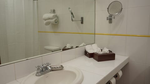 Combined shower/tub, designer toiletries, hair dryer, heated floors