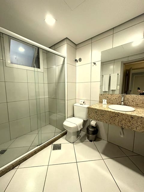 Executivo Duas Camas Solteiro | Bathroom | Shower, hair dryer, towels, soap