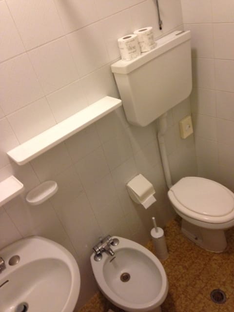 Economy Double Room | Bathroom | Free toiletries, bidet, towels