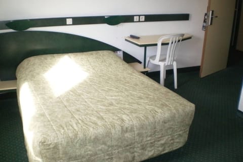 Single Room | Desk, iron/ironing board, free cribs/infant beds, free WiFi