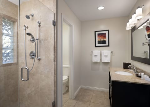 Standard Room, 1 King Bed (Deluxe Garden View - 1 King Bed) | Bathroom | Combined shower/tub, designer toiletries, hair dryer, bathrobes
