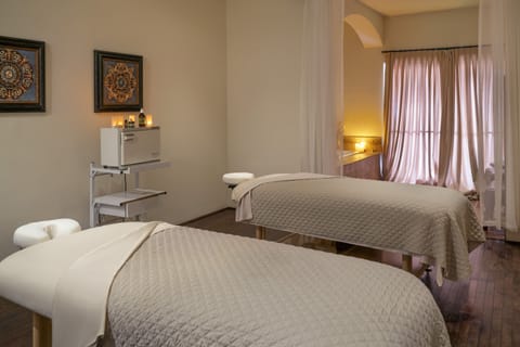 Couples treatment rooms, sauna, spa tub, steam room, body treatments