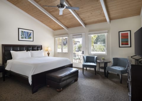 Standard Room, 1 King Bed (Deluxe Garden View - 1 King Bed) | Premium bedding, down comforters, pillowtop beds, in-room safe