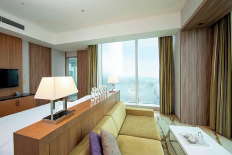 Executive Suite, 1 King Bed, Corner | Minibar, in-room safe, desk, iron/ironing board