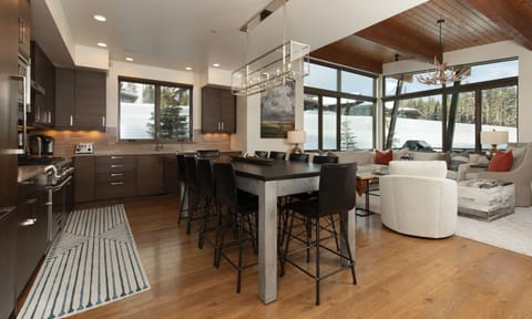 Silvertip 22 Dining/Kitchen, 2