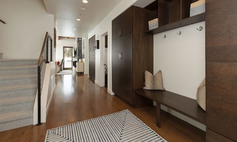 Silvertip 22 Entryway, 3