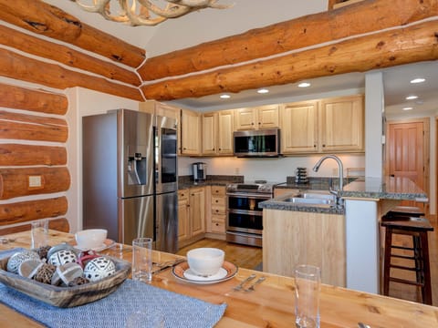 7 Little Shadow Catcher, Dining, 3