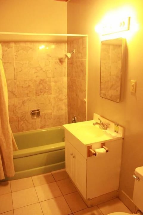 Basic Room, 1 Queen Bed | Bathroom | Combined shower/tub, towels