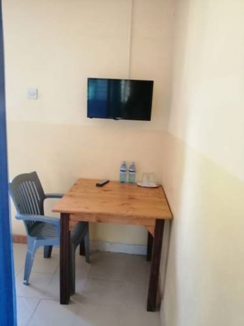 Twin Room | Desk, free WiFi, bed sheets