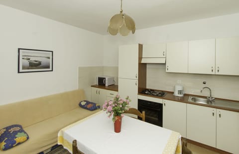 Classic Apartment, 1 Bedroom, Garden View | In-room dining