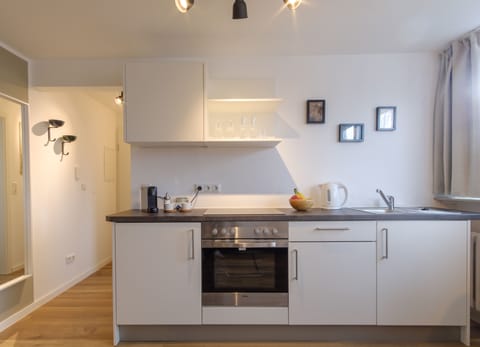 Studio (EUR 75,00 Cleaning Fee) | Private kitchen | Microwave, oven, stovetop, coffee/tea maker