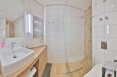 Shower, hair dryer, heated floors, towels