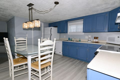 Family Duplex | Private kitchen | Microwave, coffee/tea maker, toaster, cookware/dishes/utensils