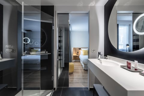 Comfort Room | Bathroom | Free toiletries, hair dryer, towels