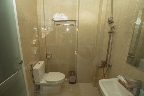 Shower, rainfall showerhead, free toiletries, hair dryer