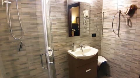 Shower, free toiletries, hair dryer, bidet