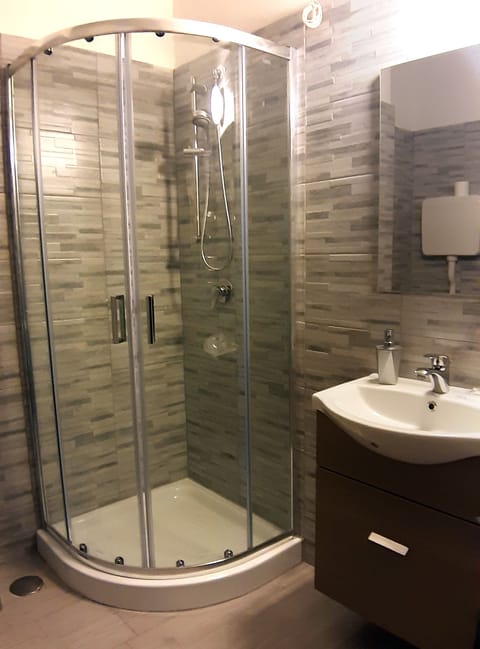 Shower, free toiletries, hair dryer, bidet