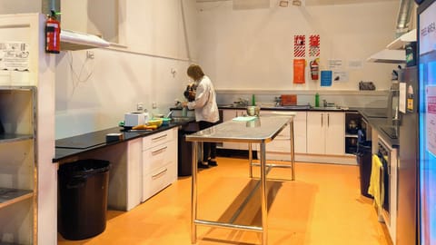 Full-size fridge, microwave, oven, stovetop