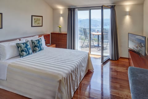 Deluxe Double Room, Terrace, Sea View | Premium bedding, minibar, blackout drapes, soundproofing