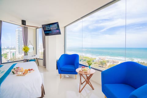 Suite, Sea View | Premium bedding, Select Comfort beds, minibar, in-room safe