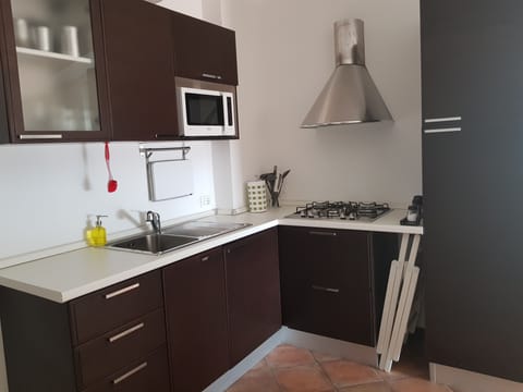 City Apartment, City View (Menezio) | Private kitchen | Fridge, microwave, stovetop, cookware/dishes/utensils