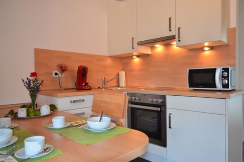 Apartment, Multiple Beds (für 4 Personen) | Private kitchen | Fridge, microwave, stovetop, dishwasher