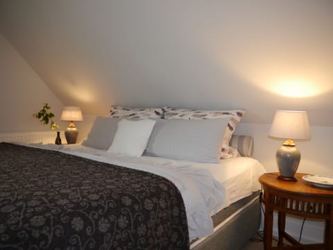 Romantic Double Room, Courtyard View (Federzimmer) | Hypo-allergenic bedding, individually decorated, individually furnished