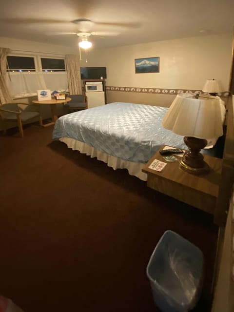Standard Single Room, 1 Queen Bed | Free WiFi, bed sheets