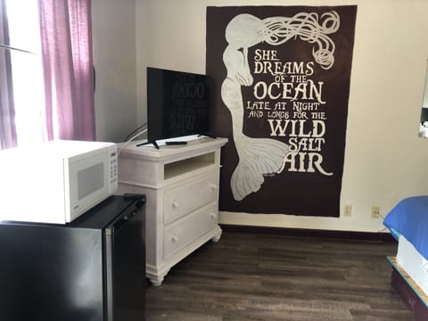 Design Single Room, 1 King Bed | Free WiFi, bed sheets