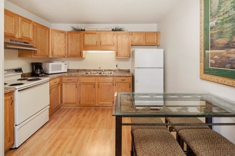 Apartment L2, 2 Bedrooms | Private kitchen | Fridge, microwave, oven, stovetop