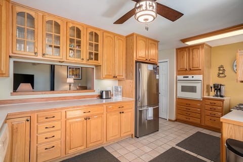 Townhome, 2 Bedrooms | Private kitchen | Fridge, oven, coffee/tea maker, toaster