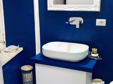 Classic Double Room | Bathroom | Shower, rainfall showerhead, free toiletries, hair dryer
