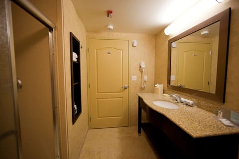 One King Bed, Non-Smoking, Accessible Hearing / Visual | Bathroom | Hair dryer, towels