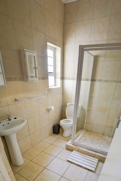 Sundaze Riverside Lodge | Bathroom | Towels, toilet paper