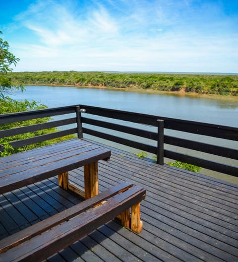 Sundaze Riverside Lodge | Terrace/patio