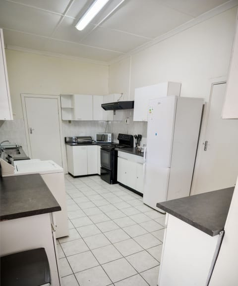 Sundaze Riverside Lodge | Private kitchen | Fridge, microwave, oven, stovetop