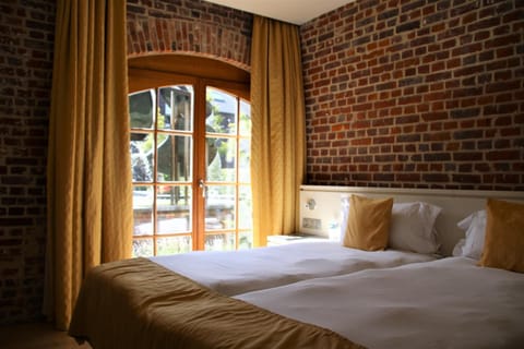 Premium bedding, desk, blackout drapes, soundproofing