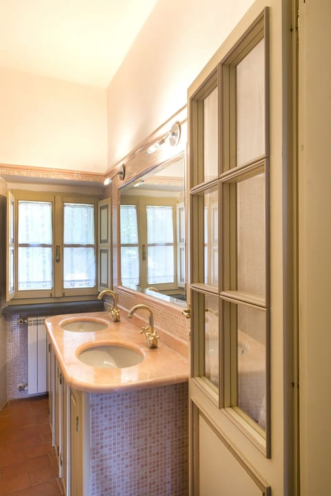 Apartment, 3 Bedrooms | Bathroom | Shower, bidet, towels