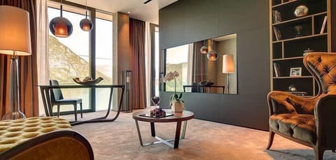 Grand Suite | 1 bedroom, down comforters, in-room safe, laptop workspace