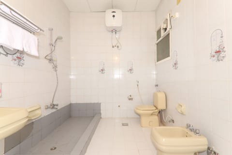 Quadruple Room | Bathroom | Shower, hair dryer, towels, soap