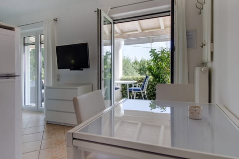 Apartment Del Sole Rechts | Living area | 82-cm flat-screen TV with satellite channels, TV