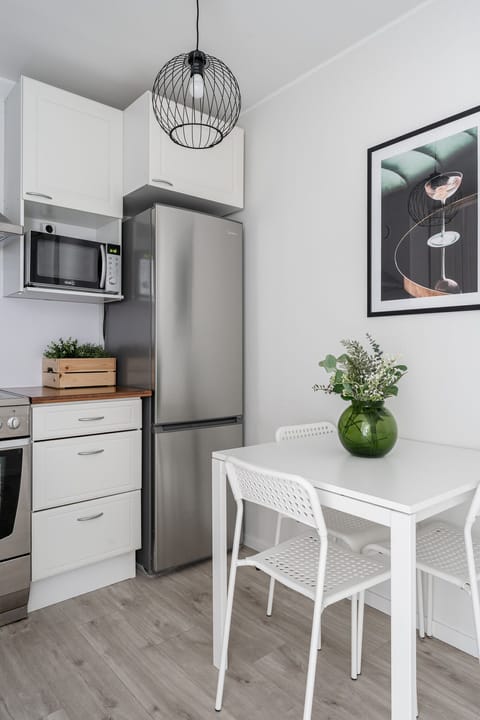 City Apartment, Balcony, City View | Private kitchen | Full-size fridge, microwave, oven, stovetop