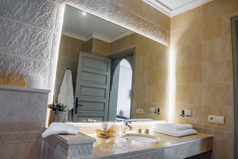 Junior Suite | Bathroom | Hydromassage showerhead, free toiletries, hair dryer, towels