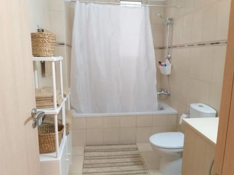 Separate tub and shower, rainfall showerhead, hair dryer, towels