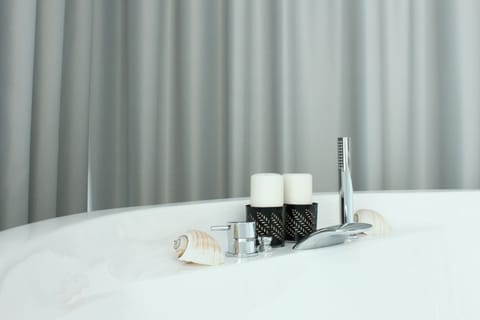 Luxury Suite (Max) | Private spa tub