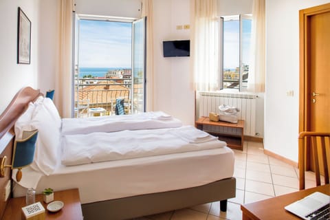 Deluxe Double Room | Down comforters, pillowtop beds, minibar, in-room safe